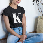 T-shirt Première lettre | Monogram Modern Stylish Trendy<br><div class="desc">Simple,  élégante lettre initiale personnalisée monogramme t-shirt femme dans la typographie minimaliste moderne en blanc. Un cadeau personnalisé parfait ou un accessoire de mode avec une touche personnelle!</div>