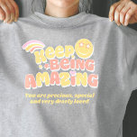T-shirt Preppy continue à être extraordinaire slogan smili<br><div class="desc">Tee - shirt de rappel de confiance de l'enfant de style Preppy. Lectures Garder être Extraordinaire avec un visage souriant avec des yeux étoilés et des rayures arc-en-ciel dans le jaune pastel, corail, design rose. Personnalisez avec votre propre choix supplémentaire de libellé, actuellement lit, vous êtes précieux, spécial et très...</div>