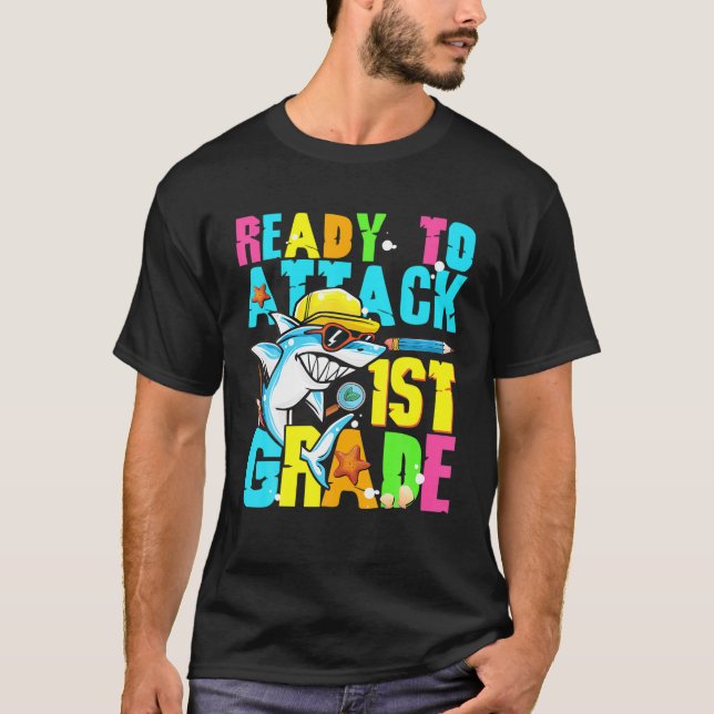 T-shirt Prêt À Attaquer Le Requin De 1Ere Année De Retour  (Devant)