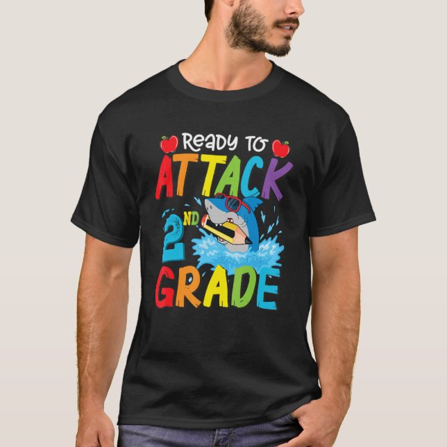 T-shirt Prêt À Attaquer Les Garçons De Requin De 2E Année  (Devant)