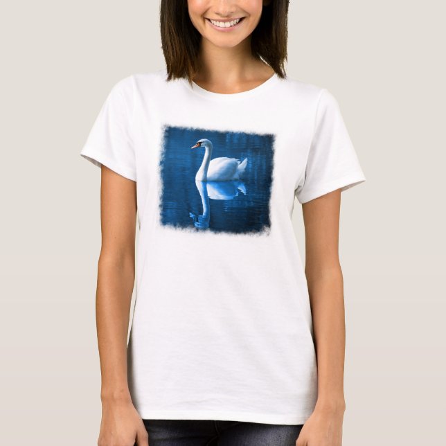 T-shirt Pretty white swan floating on blue lake (Devant)