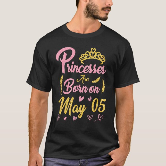 T-shirt Princesses Sont Nées Le Mai 05 Joyeux Anniversaire (Devant)