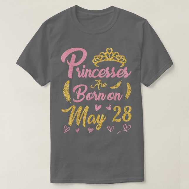 T-shirt Princesses Sont Nées Le Mai 28 Joyeux Anniversaire (Design devant)