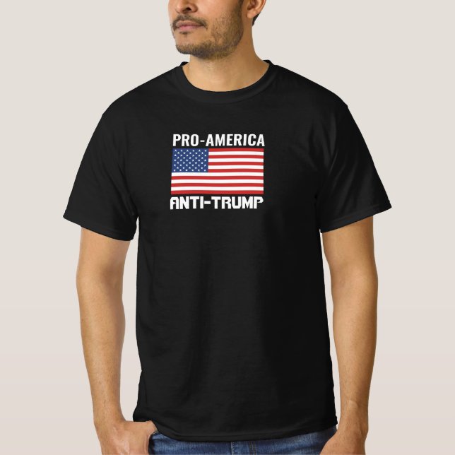 T-SHIRT "PRO AMERICA, ANTI TRUMP" B/W "TRUMP EST UN TRAÎNE (Devant)