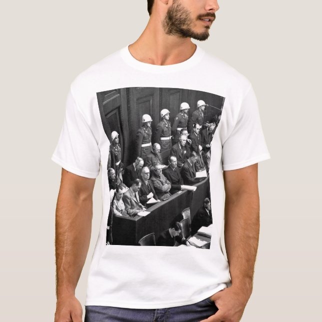 T-shirt Procès de Nuremberg.  Regard en bas de l'image (Devant)
