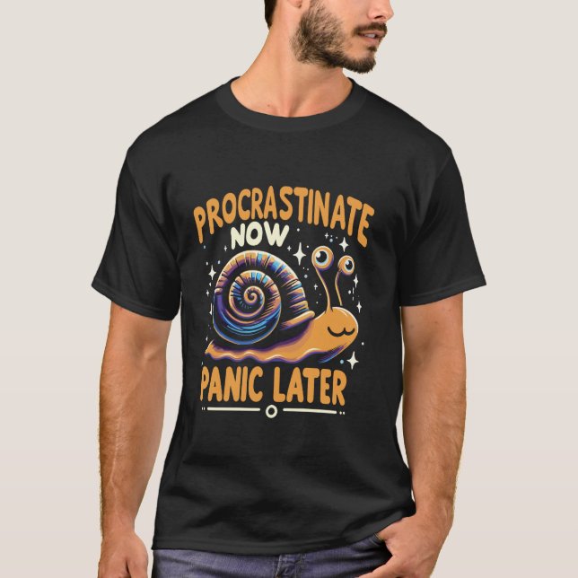 T-shirt Procrastination de l'airain Maintenant Panique Plu (Devant)