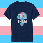 T-shirt Pronononononononononosés Transgenre<br><div class="desc">Montrez vos pronoms avec ce mignon champignon vintage dans les couleurs du drapeau de la fierté transgenre. Les pronoms sont entièrement personnalisables, alors mettez ce qui vous convient le mieux! Vous pouvez également supprimer le texte et profiter de ce champignon comme un drapeau trans subtil par lui-même. * Je me...</div>