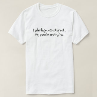 T-shirt Pronouns | Je Me Considère Comme Une Menace | Essa