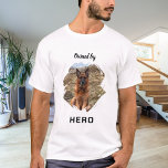 T-shirt Propriété de chien photo fun<br><div class="desc">Pour un t-shirt blanc/clair. Texte noir. Pour un amoureux des chiens ! Personnalisez et ajoutez une photo de votre chien. Texte : Propriété de   le nom du chien.</div>