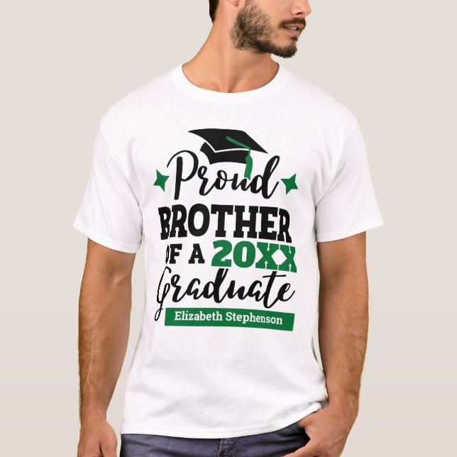 T-shirt Proud Brother 2022 diplômé noir vert nom casquette (Devant)