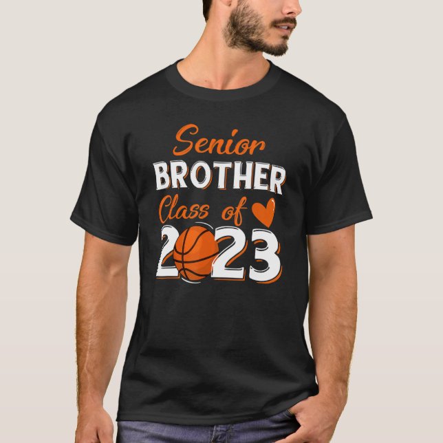 T-shirt Proud Brother Of A 2023 Senior Basketball Graduati (Devant)