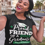 T-shirt Proud Friend 2023 diplômé noir vert nom goût<br><div class="desc">Célébrez l'obtention du diplôme de votre ami avec ce t-shirt moderne avec une typographie "Fière AMIE d'un diplômé de 2023" en noir et vert ; customisez facilement ce t-shirt avec l'année de remise des diplômes et le nom du diplômé en éditant les champs modèles. Ce t-shirt fait partie de notre...</div>