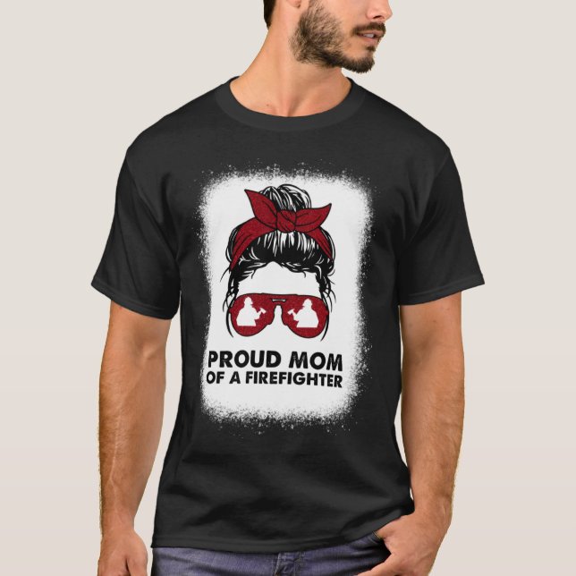T-shirt Proud Mom of a Firefighter Bleached Messy Bun Us F (Devant)
