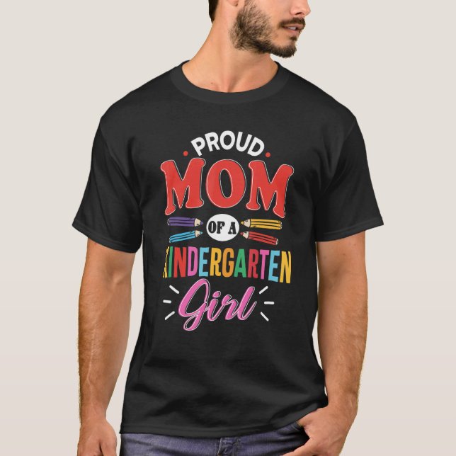 T-shirt Proud Mom Of A Kindergarten Girl First Day Back To (Devant)