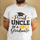 T-shirt Proud Uncle 2023 diplômé en or noir<br><div class="desc">Célébrez la remise de diplômes de votre nièce ou neveu avec ce t-shirt moderne avec une typographie "Proud UNCLE of a 2023 Graduate" en noir et or ; customisez facilement ce t-shirt avec l'année de remise de diplômes en éditant le champ modèle. Ce t-shirt fait partie de notre "Graduation Family...</div>