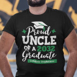 T-shirt Proud Uncle 2023 diplômé noir vert nom de goût<br><div class="desc">Célébrez la remise de diplômes de votre nièce ou neveu avec ce t-shirt moderne avec une typographie "Proud UNCLE of a 2023 Graduate" en noir et vert ; customisez facilement ce t-shirt avec l'année de remise de diplômes et le nom du diplômé en éditant les champs modèles. Ce t-shirt fait...</div>