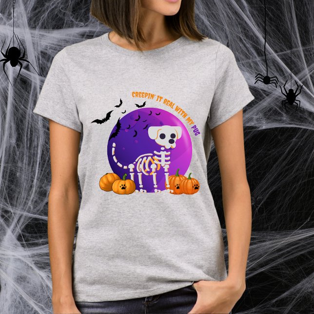 T-Shirt Pug effrayant Halloween pleine lune (Spooky Halloween t-shirt with a dog skeleton, full moon, pumpkins, bats, and your favorite dog breed)
