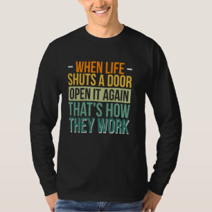 T-shirt Quand la vie ferme une porte à rouvrir, voilà comm
