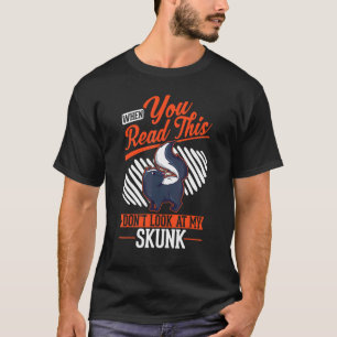 T-shirt Quand vous lisez ceci Ne regardez pas ma Skunk