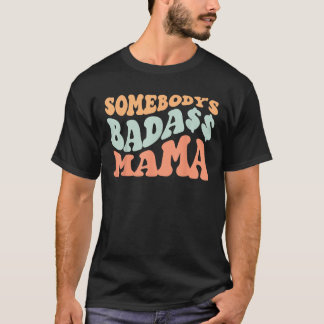 T-shirt Quelqu'un est Badass Mama Retro Wavy super T