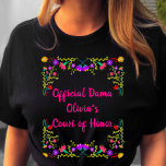 T-shirt Quinceanera Dama Fiesta mexicaine Floral Noir<br><div class="desc">T-shirt Quinceanera noir personnalisé pour votre(vos) Dama(s). Le libellé sur le devant est entièrement modifiable et vous pouvez également ajouter le nom de la dama sur le dos, si vous le souhaitez. La typographie rose vif est encadrée d'un design floral coloré de fleurs de fêtes mexicaines. Parfait pour les douces...</div>