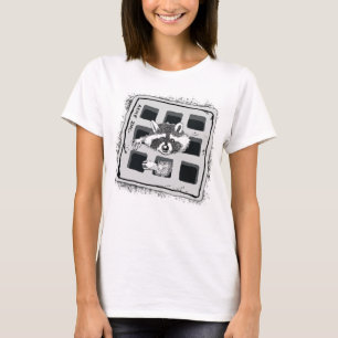 T-shirt Raccoon coincé dans Grate Illustration