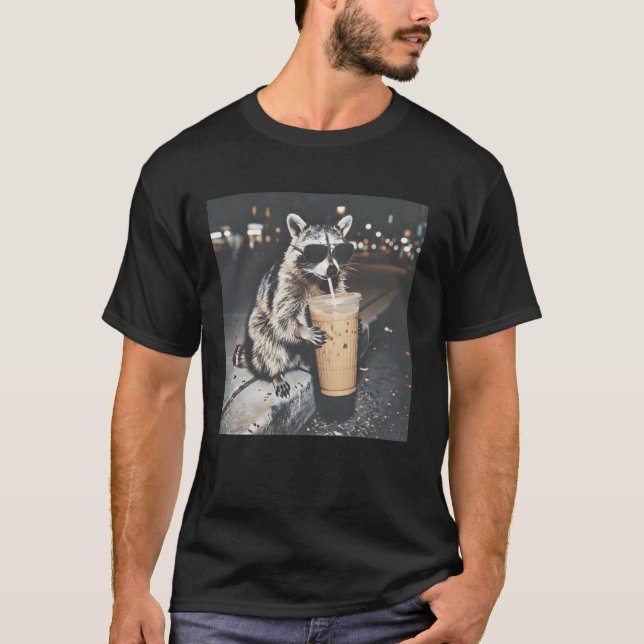 T-shirt Raccoon-Drinking-Iced-Coffee (Devant)