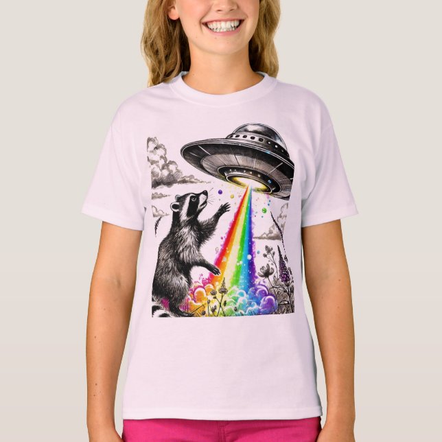 T-shirt Raccoon et l'OVNI arc-en-ciel dans une prairie fle (Devant)