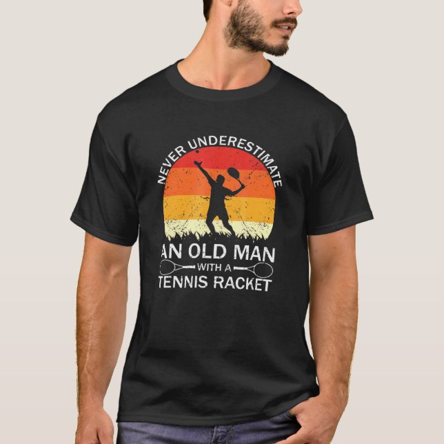 T-shirt Racquet Mens Ne Sous-Estime Jamais Un Vieux Homme  (Devant)