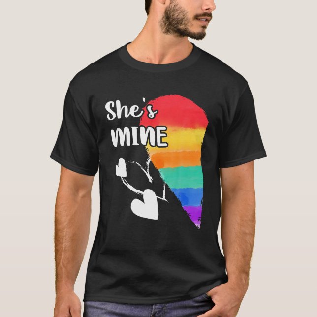T-shirt Rainbow LGBT Heart Elle est à moi pour les couples (Devant)
