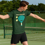 T-shirt Raquette et balles de tennis de Slogan Padel perso<br><div class="desc">Ajoutez un slogan amusant, le nom de votre propre équipe de padel tennis, ou personnalisez avec le nom de votre joueur favori. Ce tee graphique présente une illustration d'une raquette de padel avec deux boules de padel et est prêt à être customisé avec votre propre texte ci-dessus en lettres crème....</div>