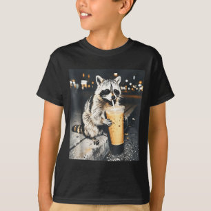 T-shirt Raton laveur drôle buvant du café glacé Mème d'ani