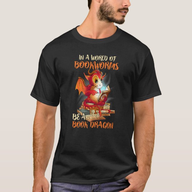 T-shirt Reading In A World Of Bookworms Be A Book Dragon (Devant)