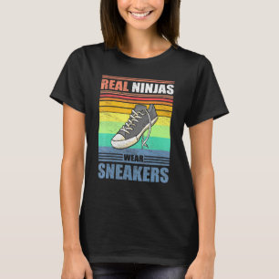 T-shirt Real Ninjas porter Basket chaussures Vintage pied