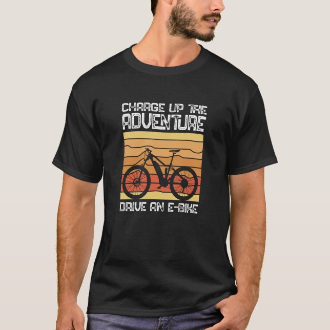 T-shirt Rechargez l'aventure Conduisez un e bike pour un E (Devant)