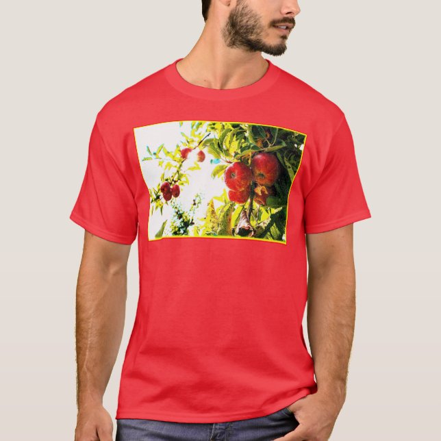 T-shirt "Red Apples Tree On Sunny Day" Photo Mignonne. Com (Devant)