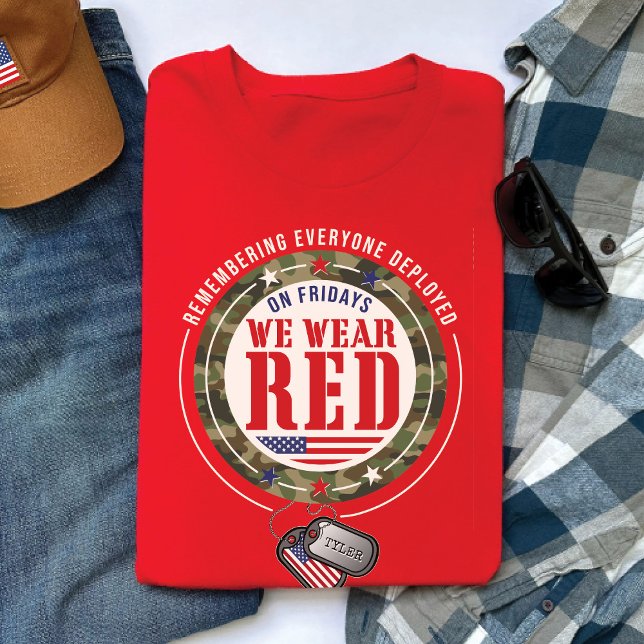 T-shirt RED VENDREDI Militaire Famille Soldat Nom Chien Ta (US Military name RED FRIDAY Remembering Everyone Deployed On Fridays We Wear Red unisex t-shirt)