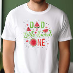 T-shirt Red Watermelon été 1er anniversaire, papa<br><div class="desc">Célébrez l'occasion joyeuse du premier été de votre petite fille avec notre chemise "Watermelon Summer 1st Birthday, Dad's". Cette pièce vibrante présente une étonnante aquarelle rouge melon design, complétée par une calligraphie géante dans un vert citron rafraîchissant, capturant parfaitement l'essence de l'été. Adapté aux papas, la palette rouge et vert...</div>