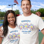 T-shirt Red White Blue Fireworks 4 juillet Pickleball Part<br><div class="desc">T-shirt super fun et festif avec feu d'artifice de pickleball, et 3 lignes de texte personnalisé. Parfait comme jumeaux amis et chemises de famille pour votre 4 juillet, chemises d'équipe de tournoi de club de pickleball, chemises de réunion de famille amoureuses de pickleball ou juste un plaisir quotidien. Idéal pour...</div>