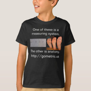 T-shirt Règle d'enfants contre des pieds