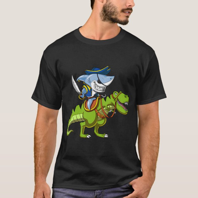 T-shirt Requin Pirate à cheval sur un dinosaure T-Rex (Devant)