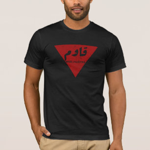 T-shirt Résistez au mot en arabe avec le triangle rouge in