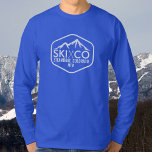 T-shirt Ressorts de bateaux à vapeur rustiques Ski Mountai<br><div class="desc">Ce T-shirt à manches longues personnalisées est doté d'un logo rustique vintage avec une montagne de ski enneigée et des bâtons de ski rustiques. Ajoutez votre texte personnalisé - SKI CO, SKI VT, SKI CA, etc. et votre montagne de ski préférée. Il y a aussi de la place pour votre...</div>