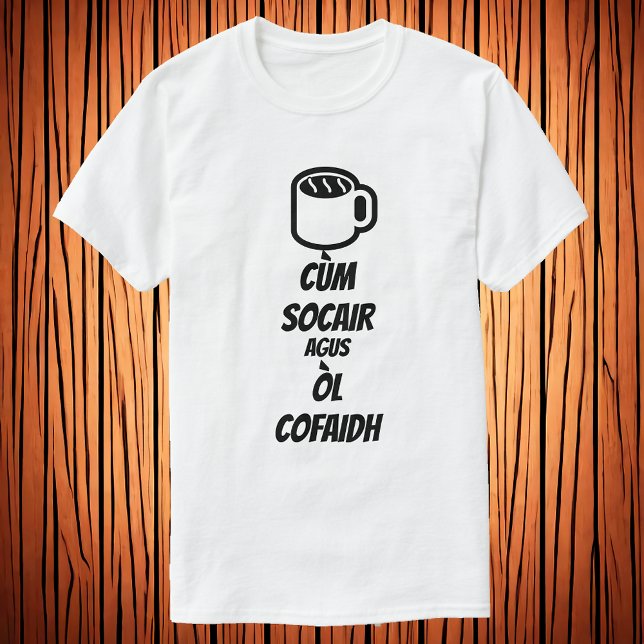 T-shirt Restez calme et buvez du café en gaélique écossais (Créateur téléchargé)