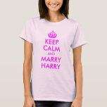 T-shirt Restez calme et épousez Harry Shirt<br><div class="desc">Un tee-shirt entièrement personnalisable basé sur une affiche vintage de 2ÈME GUERRE MONDIALE britanniques "Keep Calm and Carry On". Vous pouvez modifier le libellé pour parodier l'affiche.</div>
