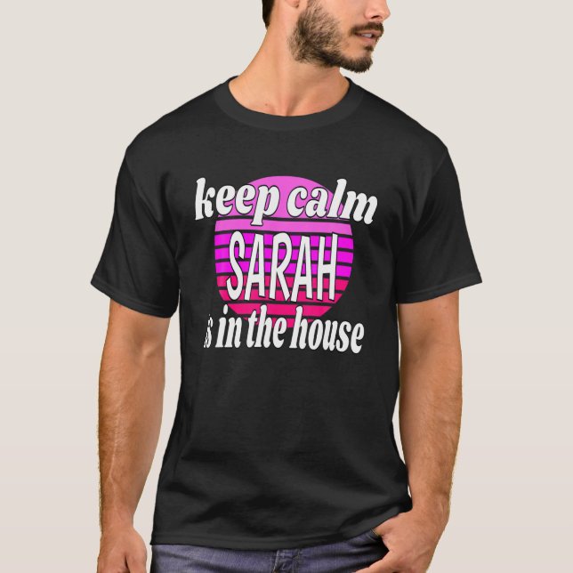 T-shirt Restez Calme Sarah Est Dans La Maison Sarah Nom (Devant)