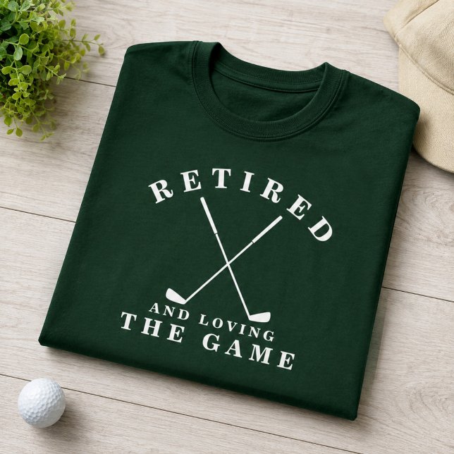 T-shirt Retraité et aimant le jeu Golf Retraite (Retired and loving the game? Here's your shirt. A fun retirement gift for the golfer in your life)