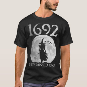 T-shirt Rétro 1692 Ils Ont Manqué Une Sorcière Salem 1692
