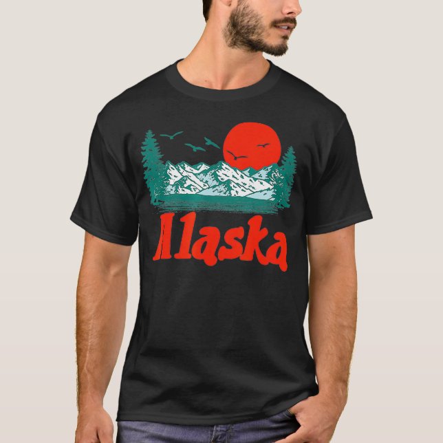 T-shirt Retro Alaska Mountain Trees  Sun Scene Graphic  (Devant)