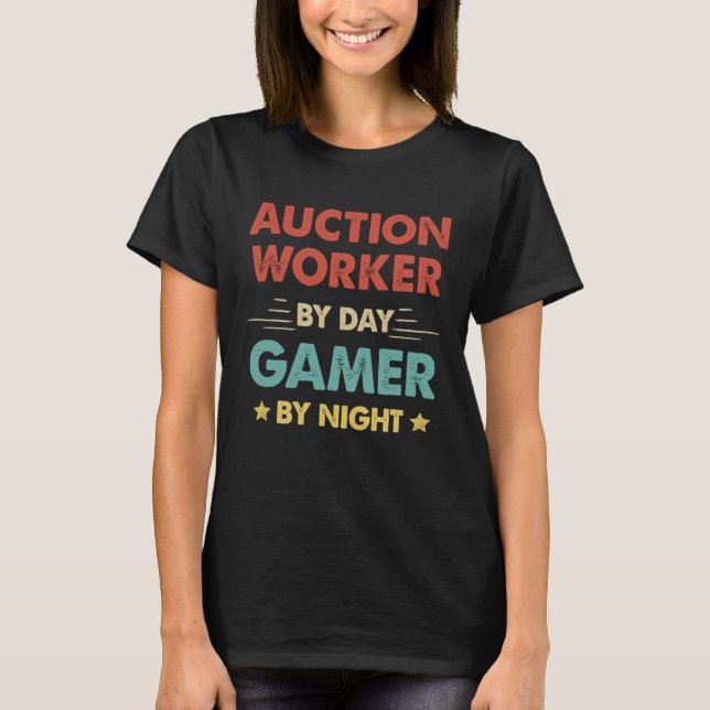 T-shirt Retro Auction Worker By Day Gamer By Night (Devant)